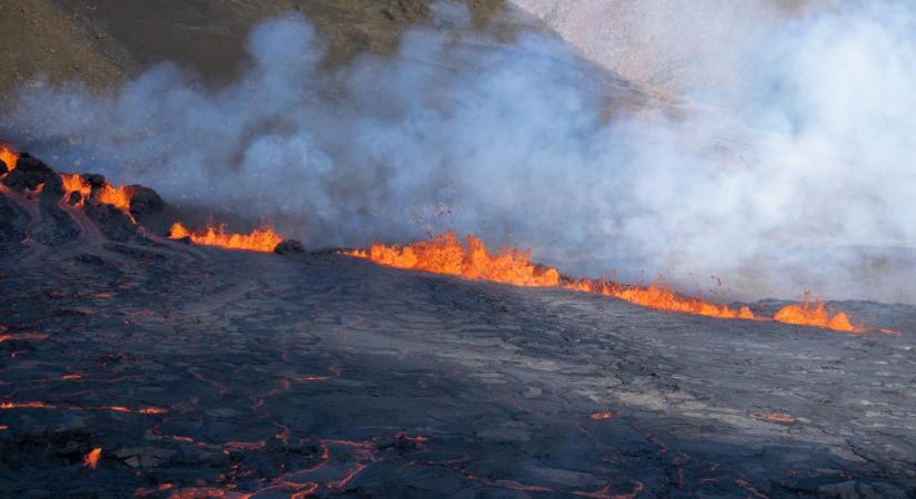 Kitört egy vulkán az izlandi főváros közelében