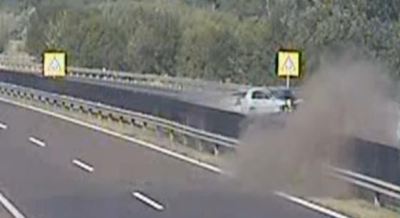 Videó: Ittas sofőr fogott szalagkorlátot az M3-ason, csoda, hogy nem rohant bele egy autó sem