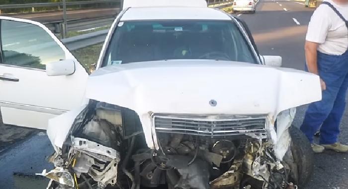 Újabb elképesztő baleset a Magyar Közút videótárából – Részeg sofőr törte rommá magát az M3-son