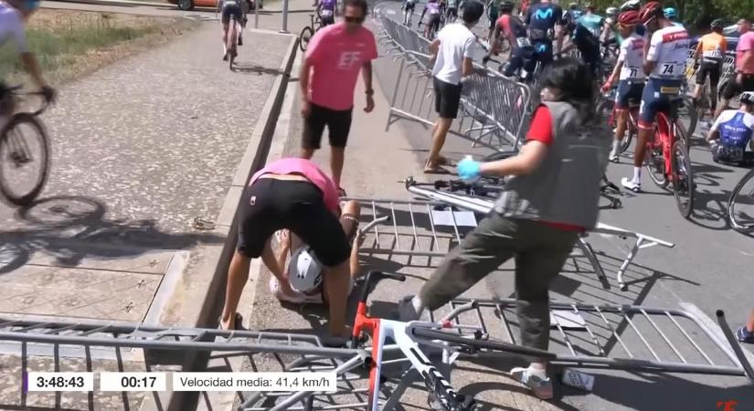 Tömegbukás a Tour de France második szakaszán: a levegőbe repült egy kerékpáros, kordonok dőltek a versenyzők közé - videó