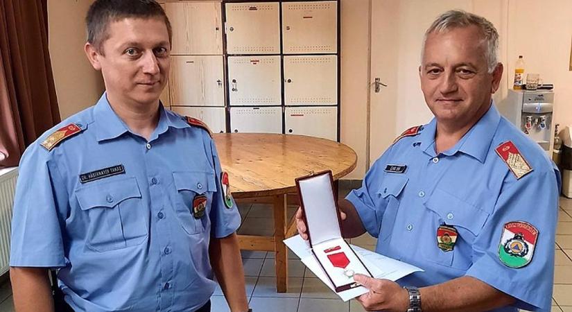 Elismerést adományozott a belügyminiszter a tűzoltó ezredesnek