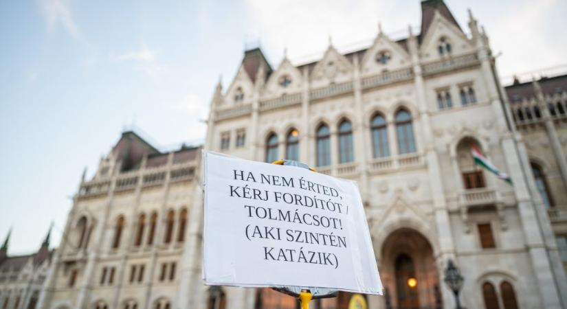 Rendkívüli parlamenti ülést tartanak hétfőn, de a Fidesz nem vesz részt rajta