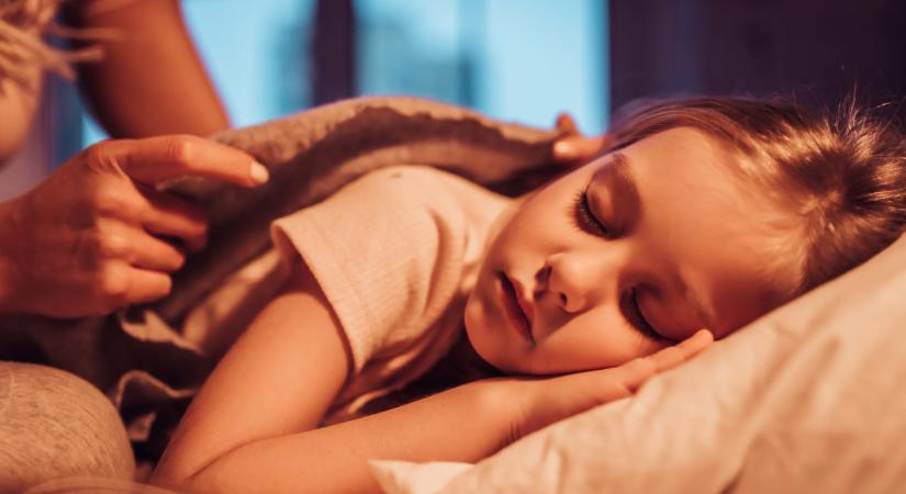 Nem is sejti a legtöbb szülő: a gyereknek sem egészséges így aludni, drága lesz orvosolni a bajt