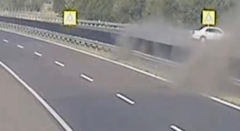 Videó: részeg sofőr zúzta szét a szalagkorlátokat az M3-as autópályán