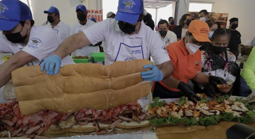 Két perc alatt készítettek el egy 74 méteres szendvicset Mexikóban, ezzel két rekord is megdőlt