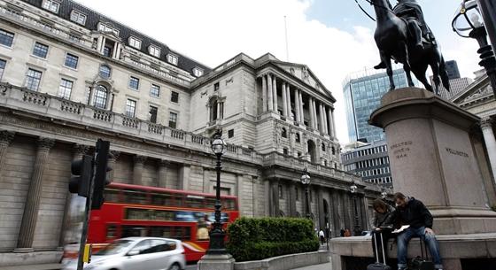 Fél százalékponttal emelte alapkamatát, recessziós figyelmeztetést adott ki a Bank of England