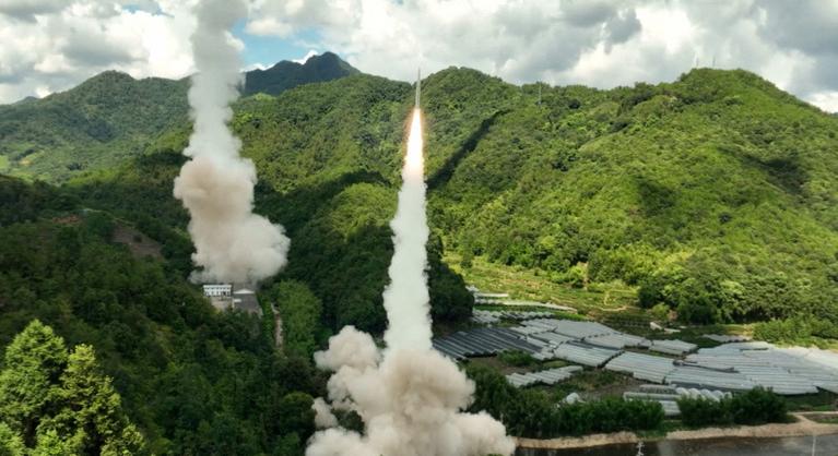 Kína precíziós rakétákat lőtt ki a Tajvani-szorosban