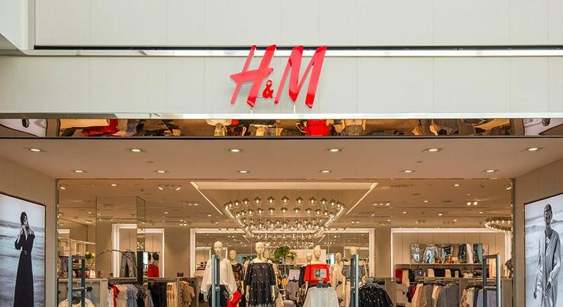 Kígyóznak a sorok a H&M oroszországi üzletei előtt