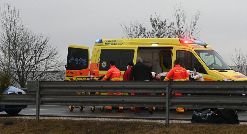 Tragédia Galgahévíz közelében, ketten meghaltak egy balesetben