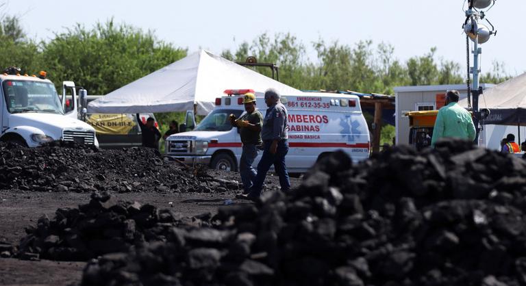 Tíz bányász rekedt egy elárasztott szénbányában
