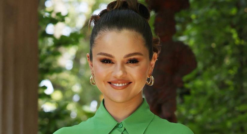 Selena Gomez fürdőruhában sem húzza be a hasát: megmutatta, milyen egy igazi pocak