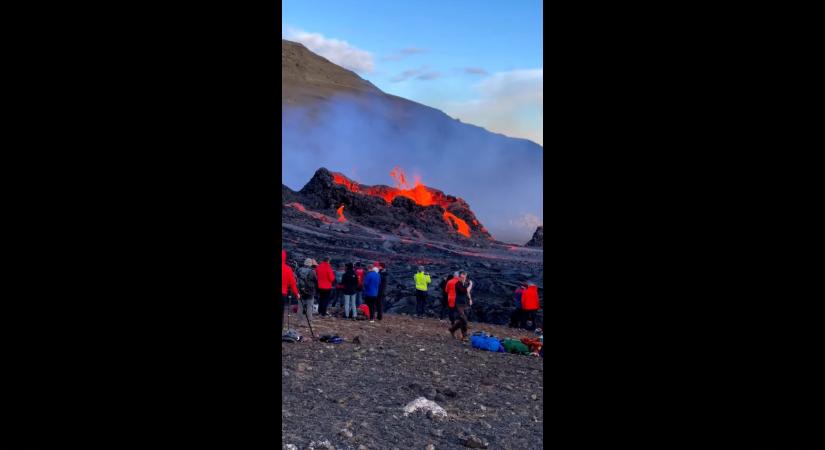 Videón, ahogy hömpölyög a láva a kitört izlandi vulkánból (videó)