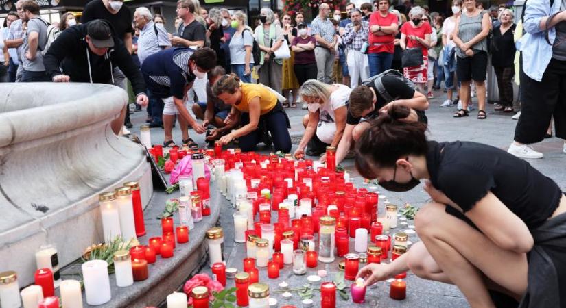 Tüntettek az öngyilkos osztrák háziorvosért, akit oltásellenesek kergettek a halálba