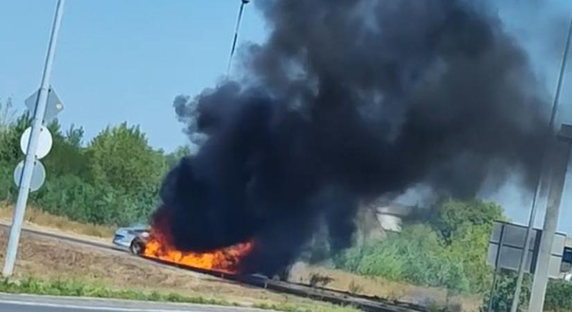 Videó: lángolt egy autó a zsolcai körforgalomnál