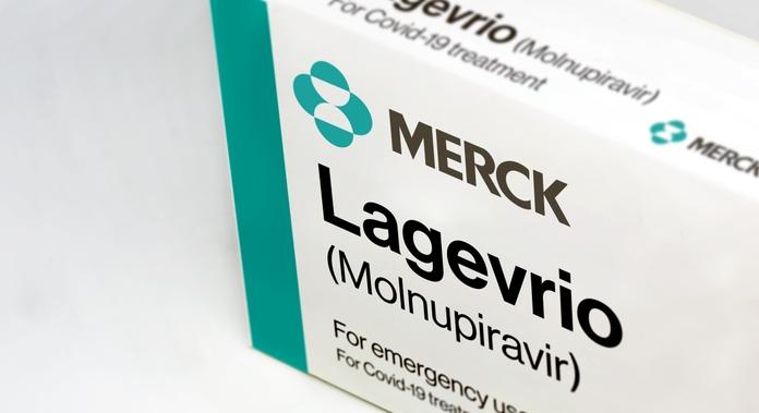 Ideiglenesen felfüggesztették a Lagevrio gyógyszer felírását a COVID-19 betegség kezelésére