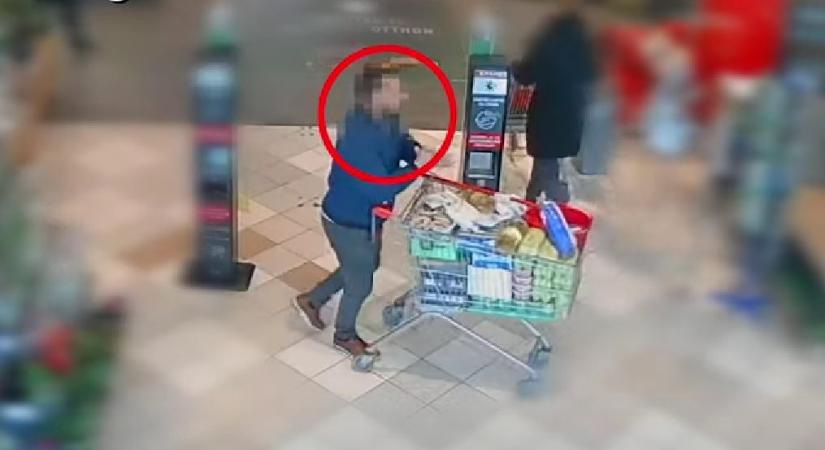 Videón, ahogy lazán kitolja a zsúfolt beváráslókocsit egy férfi a veszprémi szupermarketből