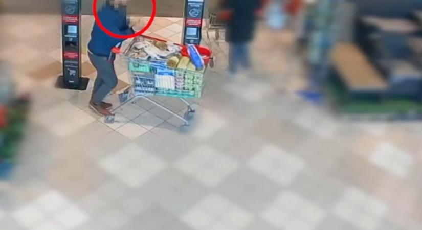 Telerakott bevásárlókocsikkal sétált ki az üzletből egy férfi – videóval