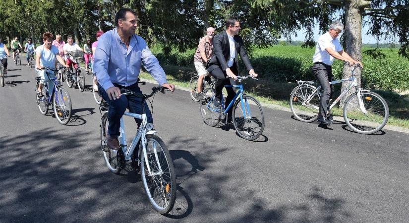 Biciklizéssel avatták fel a felújított utat Külsősárdon