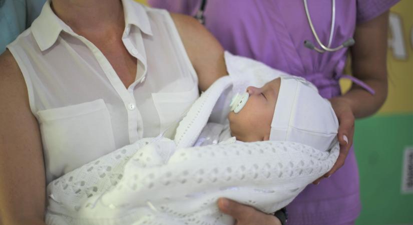 Családra talált a munkácsi kórházban otthagyott csecsemő