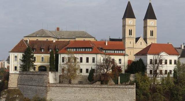 Kedden kiürítik Veszprém belvárosának nagy részét