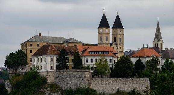 Kiürítik és lezárják Veszprém belvárosának nagy részét