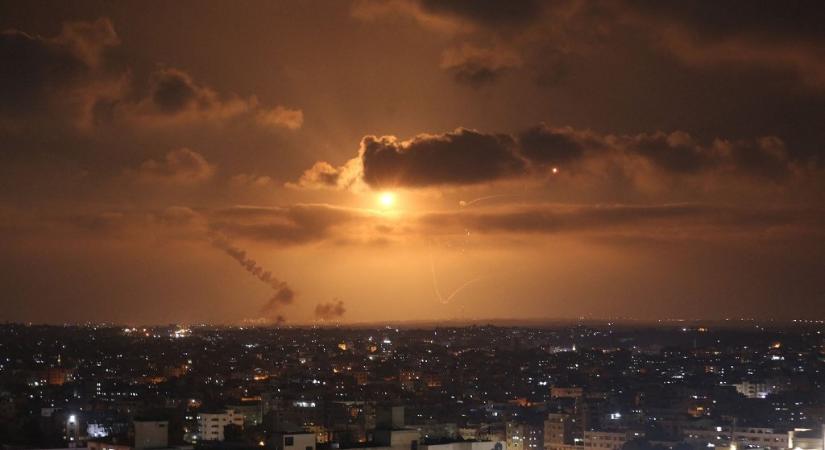 A Gázai övezetből mintegy 80 rakétát lőttek ki Izrael felé péntek este