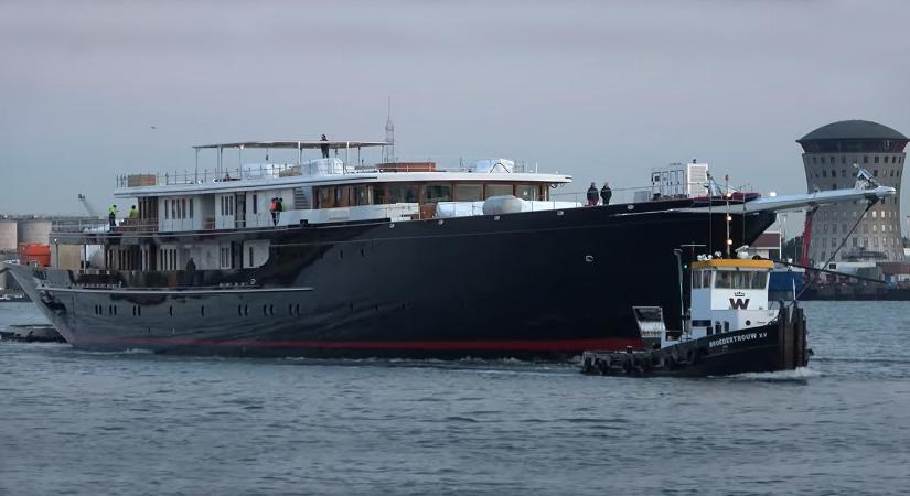 Bezos 127 méteres jachtját a hajnali csendben hídbontás nélkül elvontatták