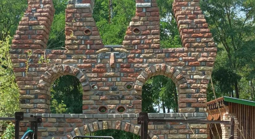 Saját köztársaságot alapított Csere János Balatonbogláron: ezernyi téglából építette a várát