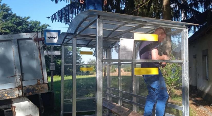 Alig 12 órával az időközi választás után elbontották a kampányhetekben felhúzott buszvárót Somogyban