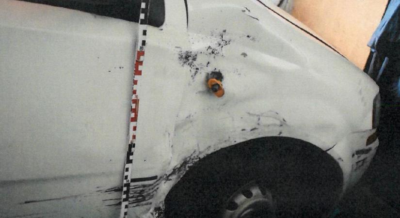 Három kocsit tört össze egy ivással Nyergesen, majd kereket oldott a részeg sofőr (képek)
