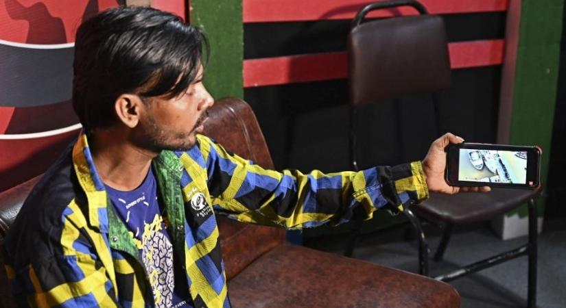 A rendőrség szólított fel egy bangladesi énekest, hogy ne gyalázza meg a nemzeti klasszikusok műveit előadásával