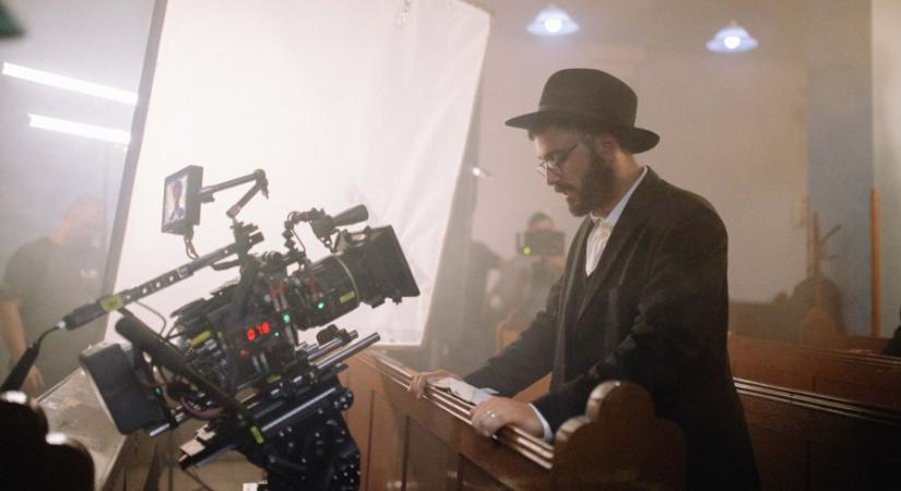 Szabó Kimmel Tamás ortodox zsidóként tér haza Izraelből egy új filmben