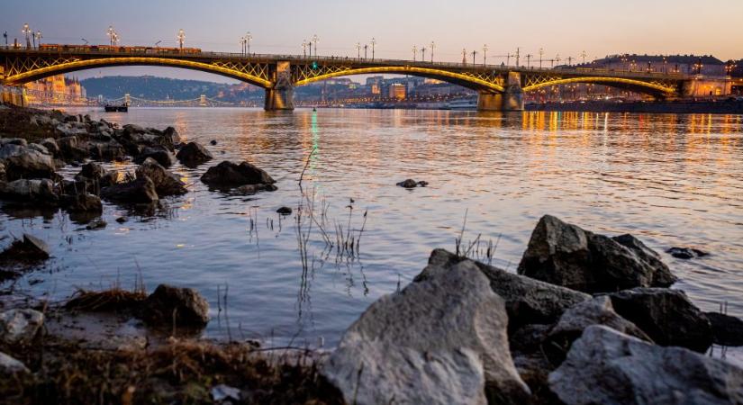 A felrobbantott Margit híd egy darabja került elő a Dunából