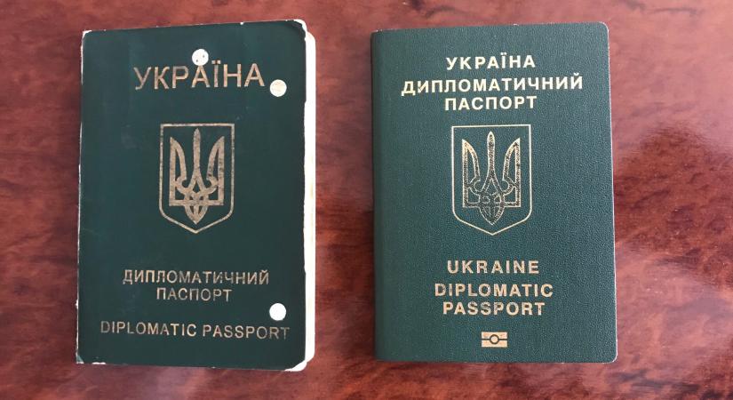Az ukrán külügyminisztérium 225 parlamenti képviselő diplomata útlevelét vonta vissza
