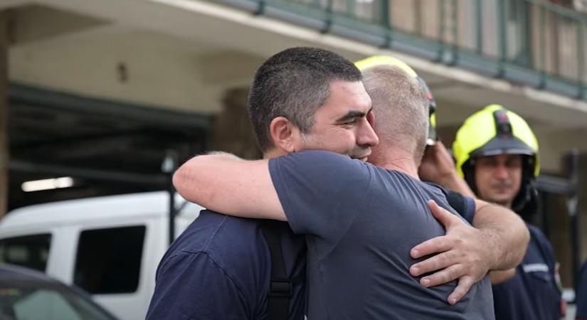 Könnyes búcsú: sorfalat állva tisztelegtek Pista bácsi előtt a tűzoltótársai – videó