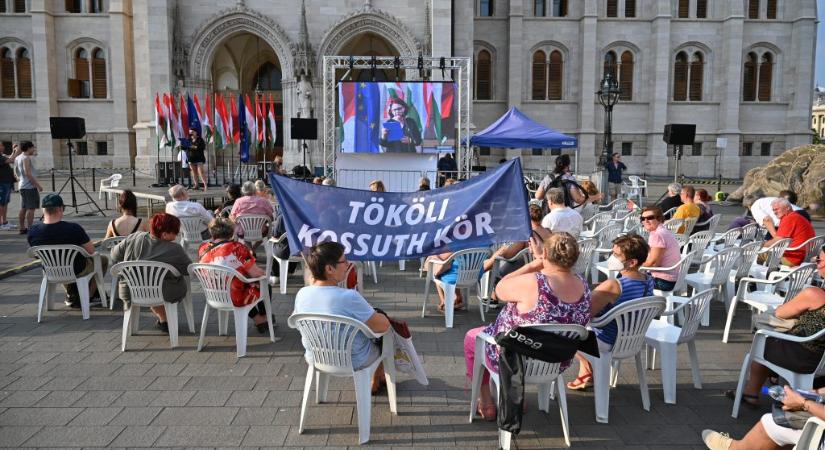 Kétszázan tüntetnek a Kossuth téren, Márki-Zay Péter is felszólal
