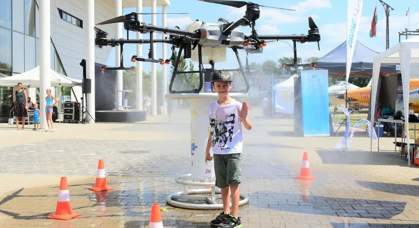 Drónok lepték el az eget a szolnoki RepTárban
