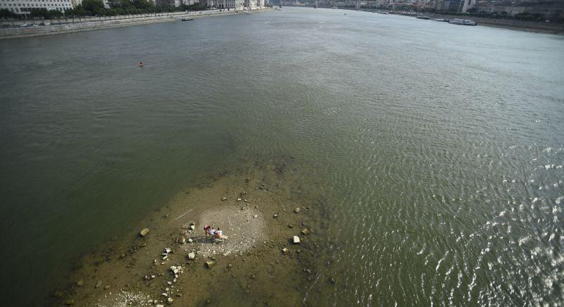 Fotók: olyan alacsony a Duna vízállása, hogy előbbukkant a Margitsziget csücske