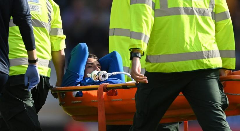 Kicsavarodott a bokája, kórházba vitték az Everton védőjét
