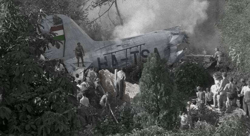 Lezuhant egy repülőgép Budapesten – a pilóta nőket szórakoztatott a fedélzeten, 30 ember meghalt azon a drámai napon Zuglóban