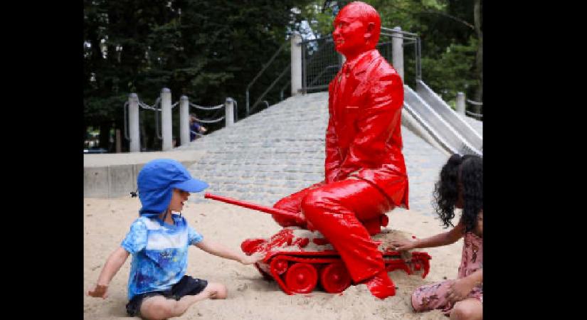 Tankon lovagló Putyin-szobor jelent meg egy játszótéren a New York-i Central Parkban