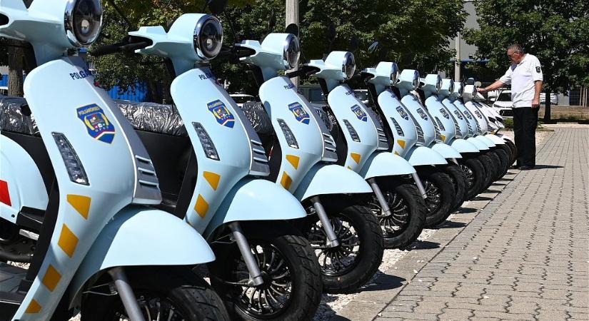 A polgárőrök 10 Suzuki Vitarát és 13 robogót kaptak a kormánytól (képek)