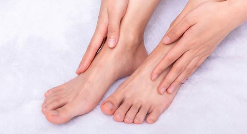 Így jelzi a bőr a pajzsmirigybetegséget: a kéz és a láb túlzott izzadása is jelezheti a bajt