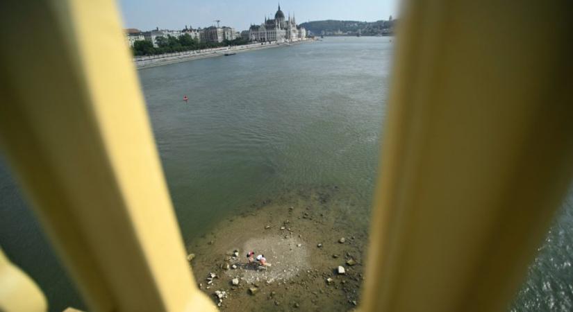 Olyan alacsony a Duna vízállása, hogy kilátszik a Margitsziget déli csücske