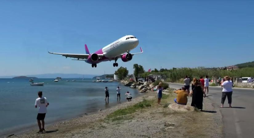A turisták feje fölött pár méterrel landolt a Wizz Air egyik gépe