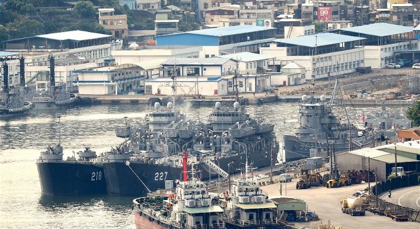 Mintegy tíz kínai és tajvani haditengerészeti hajó áll közel egymáshoz, Tajvan elnöke kiakadt