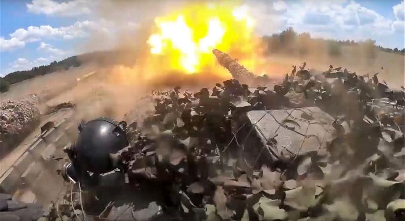 Elképesztő felvételeken az orosz tankok megsemmisítése