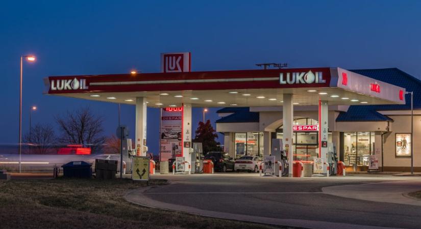 Vannak Lukoil-benzinkutak, ahol már csak 20 litert lehet tankolni