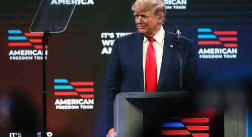Trump a konzervatív fórumon: Amerika hanyatlik, meg kell állítani