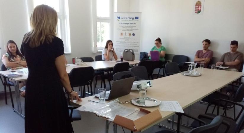 Trükkök munkavállalóknak: 25 év alattiakat segítenek Komárom-Esztergomban